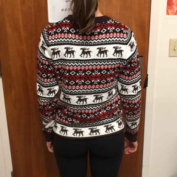 Cozy Christmas sweater! Perfect for the winter. - Picture 2 of 2